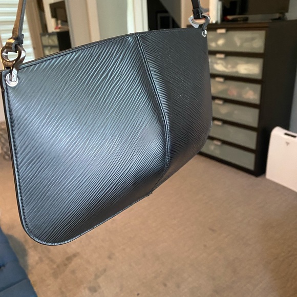 Authentic Louis Vuitton Epi Pochette with shoulder strap - Picture 4 of 13